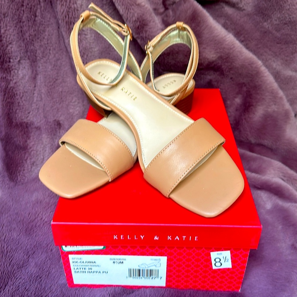 NWT Kelly & Katie neutral sandal - 1 1/2 inch heel